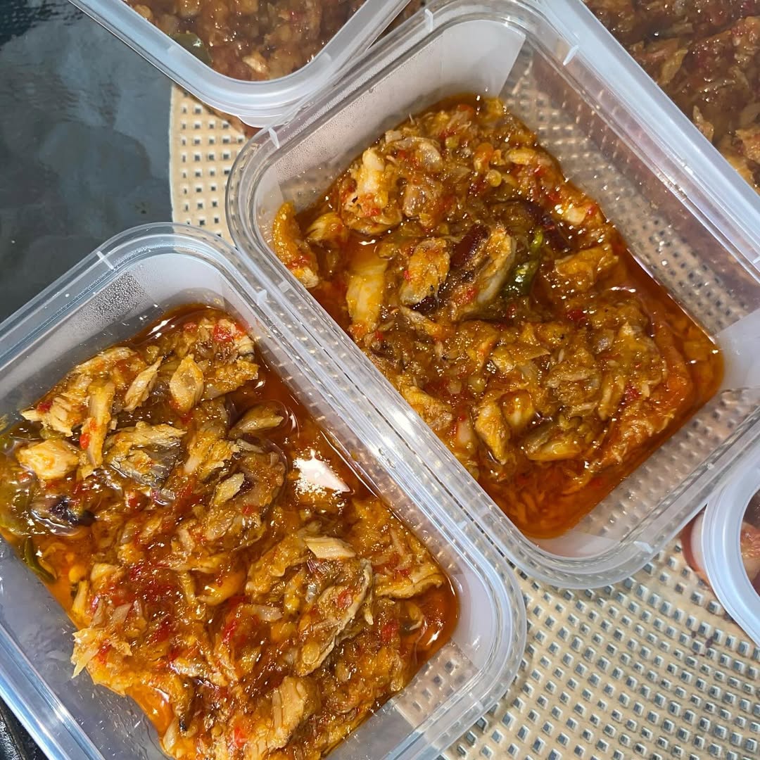Sambal Ikan Tongkol — Suwiran ikan tongkol segar berlumur sambal pedas harum kemangi