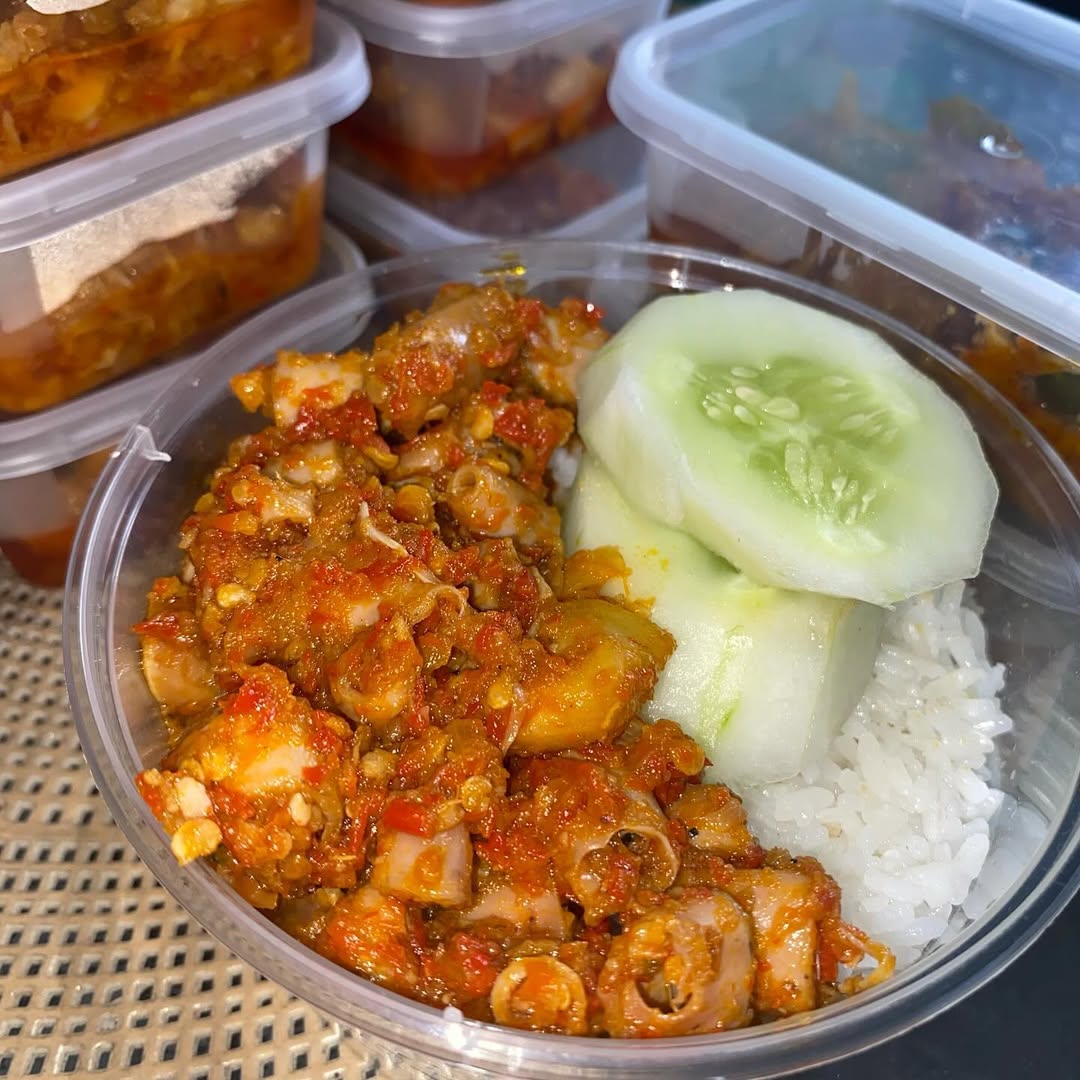 Rice Bowl Cumi — Nasi hangat dengan tumisan cumi sambal melimpah
